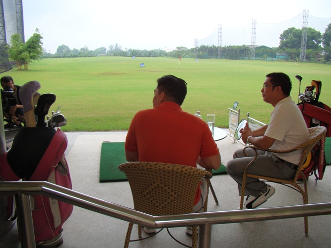 Không gian mở trên sân tập Golf suy tư về tầm nhìn kinh doanh của hai CEO